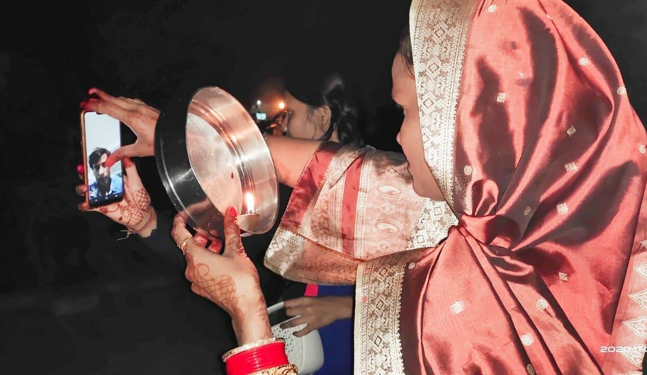 Suhagins kept Karva Chauth fast for unbroken happiness Suhagins kept Karva Chauth fast for unbroken happiness
