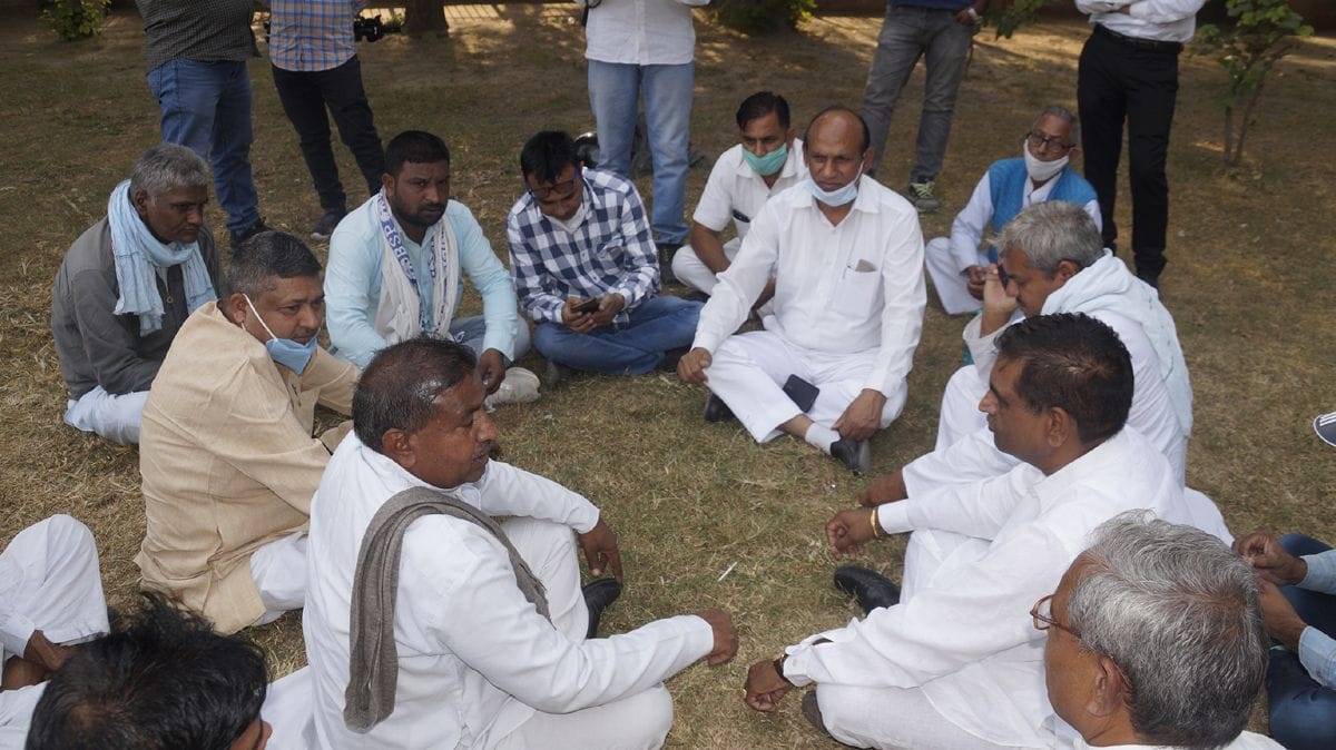 नागरिक अस्पताल में मौजूद मृतक जिले सिंह के परिजन, वरिष्ठ अधिवक्ता लालबहादुर खोवाल, संजय चौहान व अ नागरिक अस्पताल में मौजूद मृतक जिले सिंह के परिजन, वरिष्ठ अधिवक्ता लालबहादुर खोवाल, संजय चौहान व अ