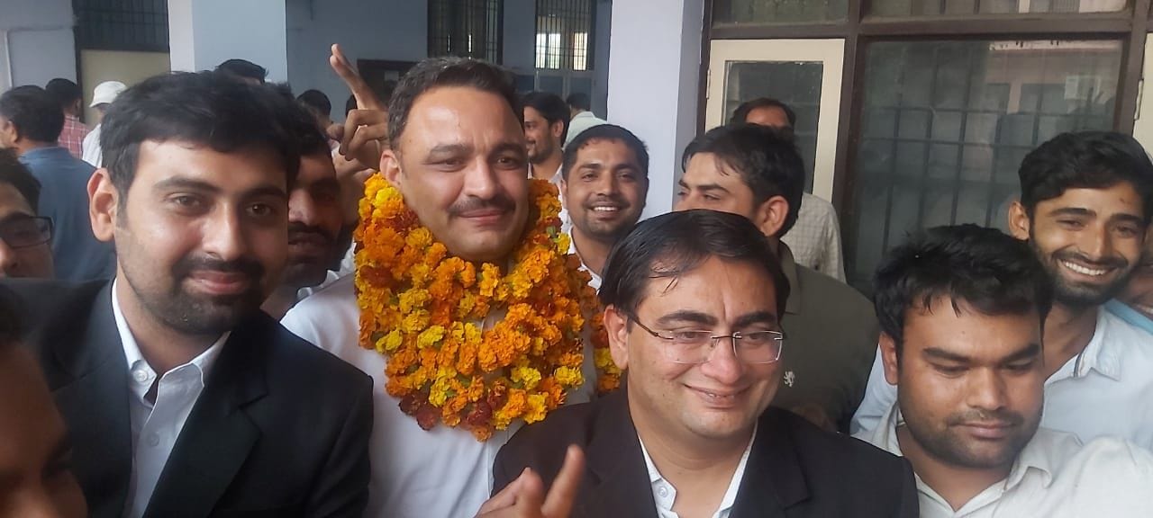हांसी में चुनाव जीतने के बाद विजेताओं का स्वागत करते हुए। हांसी में चुनाव जीतने के बाद विजेताओं का स्वागत करते हुए।