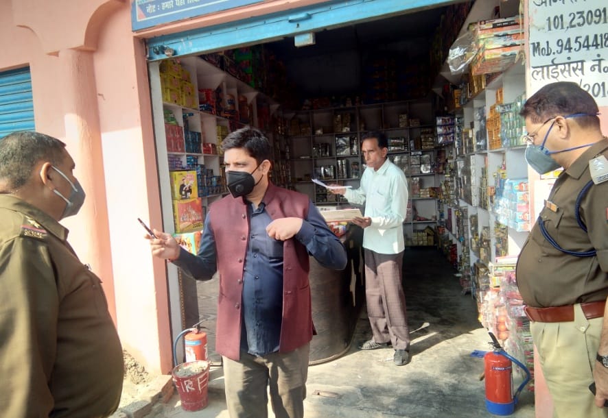 नजीबाबाद में स्टैब्स ग्राउंड के निकट पटाखा गोदाम का निरीक्षण करते एसडीएम। नजीबाबाद में स्टैब्स ग्राउंड के निकट पटाखा गोदाम का निरीक्षण करते एसडीएम।