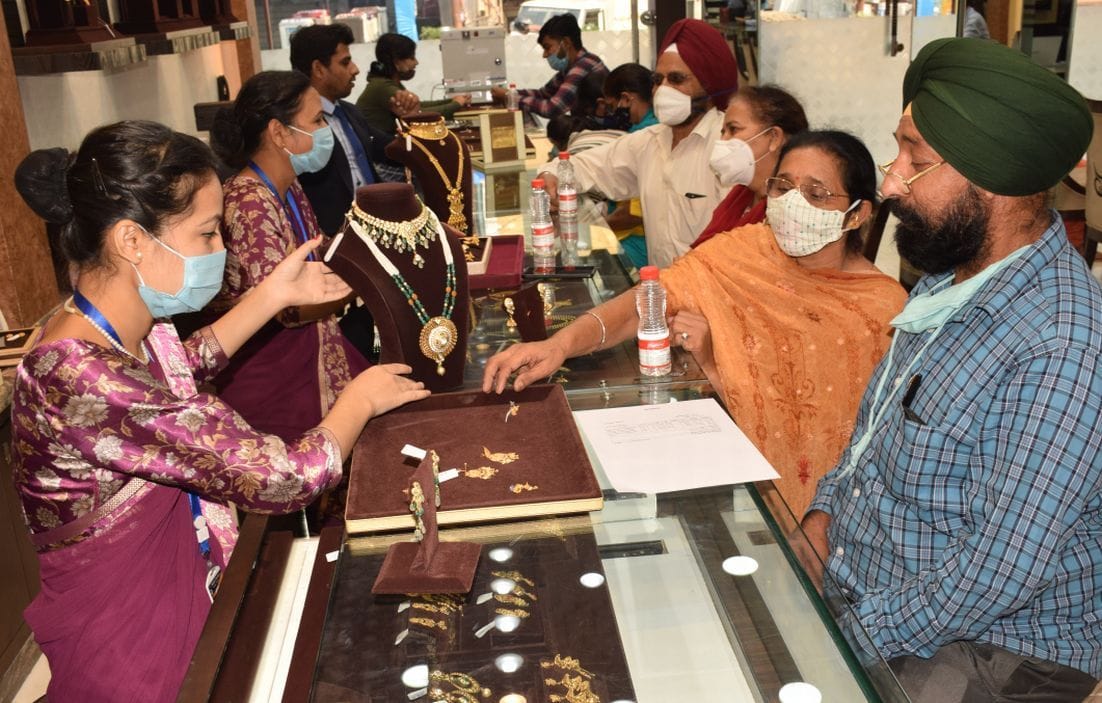 रुद्रपुर के एक ज्वैलर्स की दुकान में आभूषण खरीदते लोग।