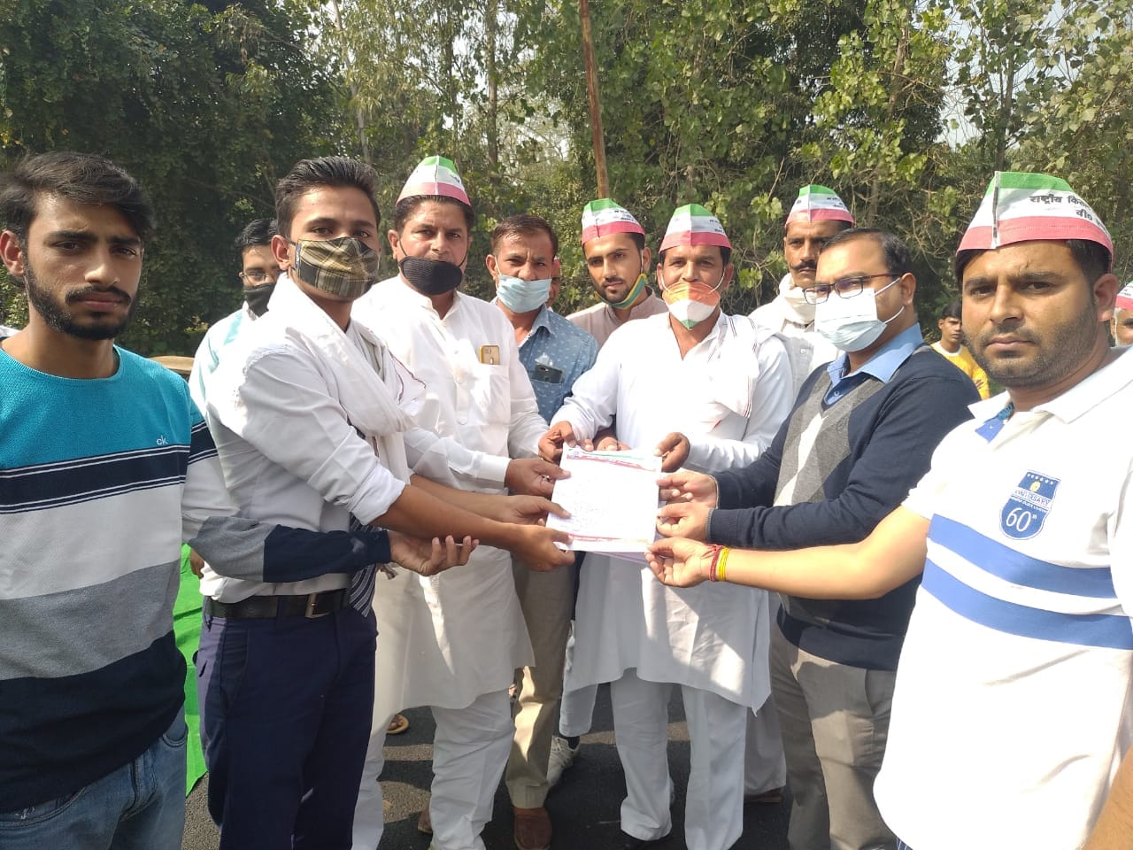 कांधला क्षेत्र में कृषि कानूनों के विरोध में ज्ञापन देते किसान व अन्य।