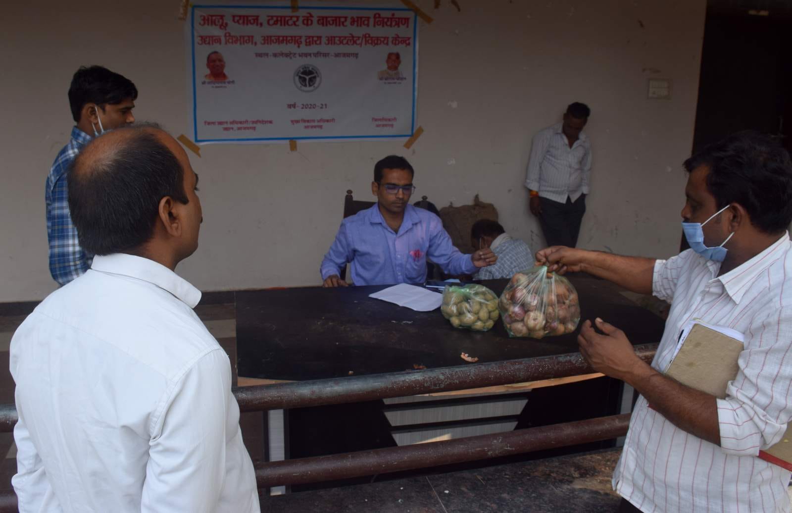 कलेक्ट्रेट पर सरकारी दर पर बेचा जा रहा आलू प्याज। कलेक्ट्रेट पर सरकारी दर पर बेचा जा रहा आलू प्याज।