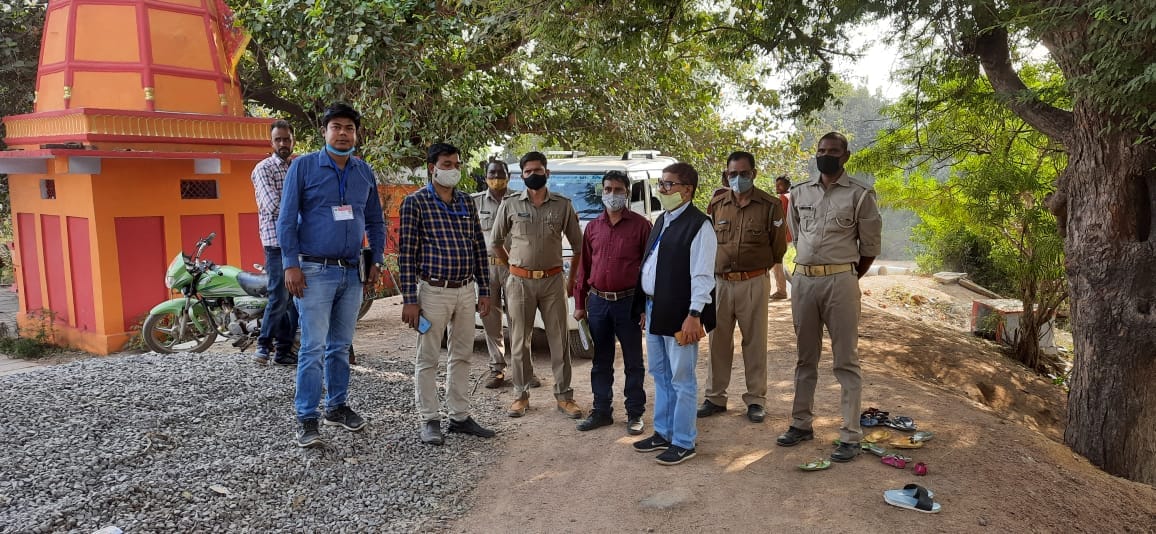 कैप्सन - विघुत चोरी करने वालों को पकड़ती विघुत विभाग की बिजलैंस टीम कैप्सन - विघुत चोरी करने वालों को पकड़ती विघुत विभाग की बिजलैंस टीम
