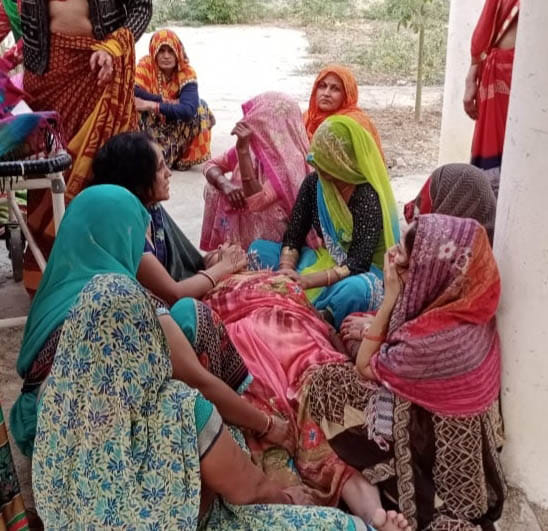 बेसुध पत्नी गीता देबी को सभालती महिलाएं। संवाद