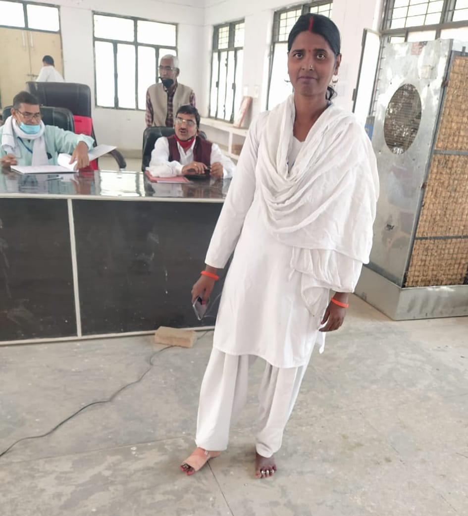 पैर में चोट होने के बाद महिला अधिवक्ता। संवाद पैर में चोट होने के बाद महिला अधिवक्ता। संवाद
