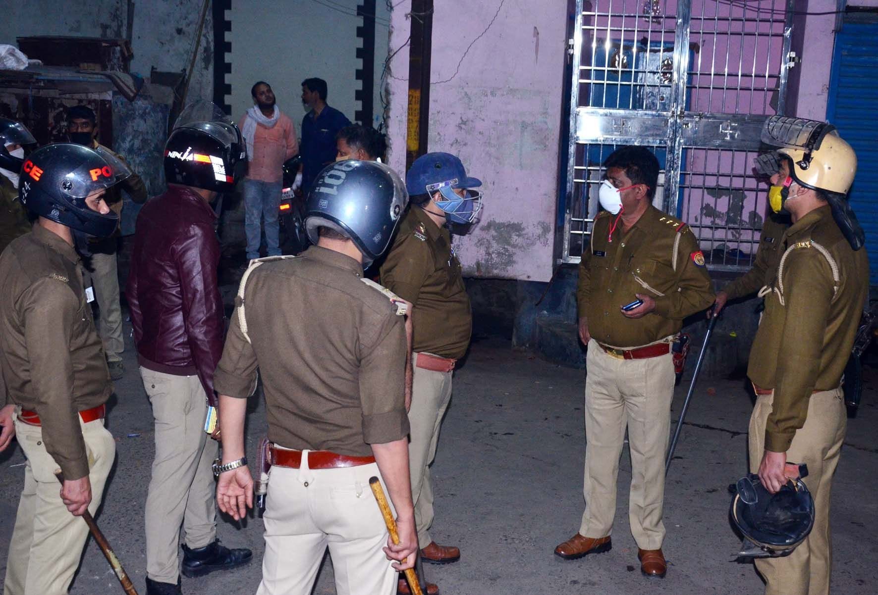 समना पाड़ा में पथराव फायरिंग के बाद घटना स्थल तैनात पुलिस ।