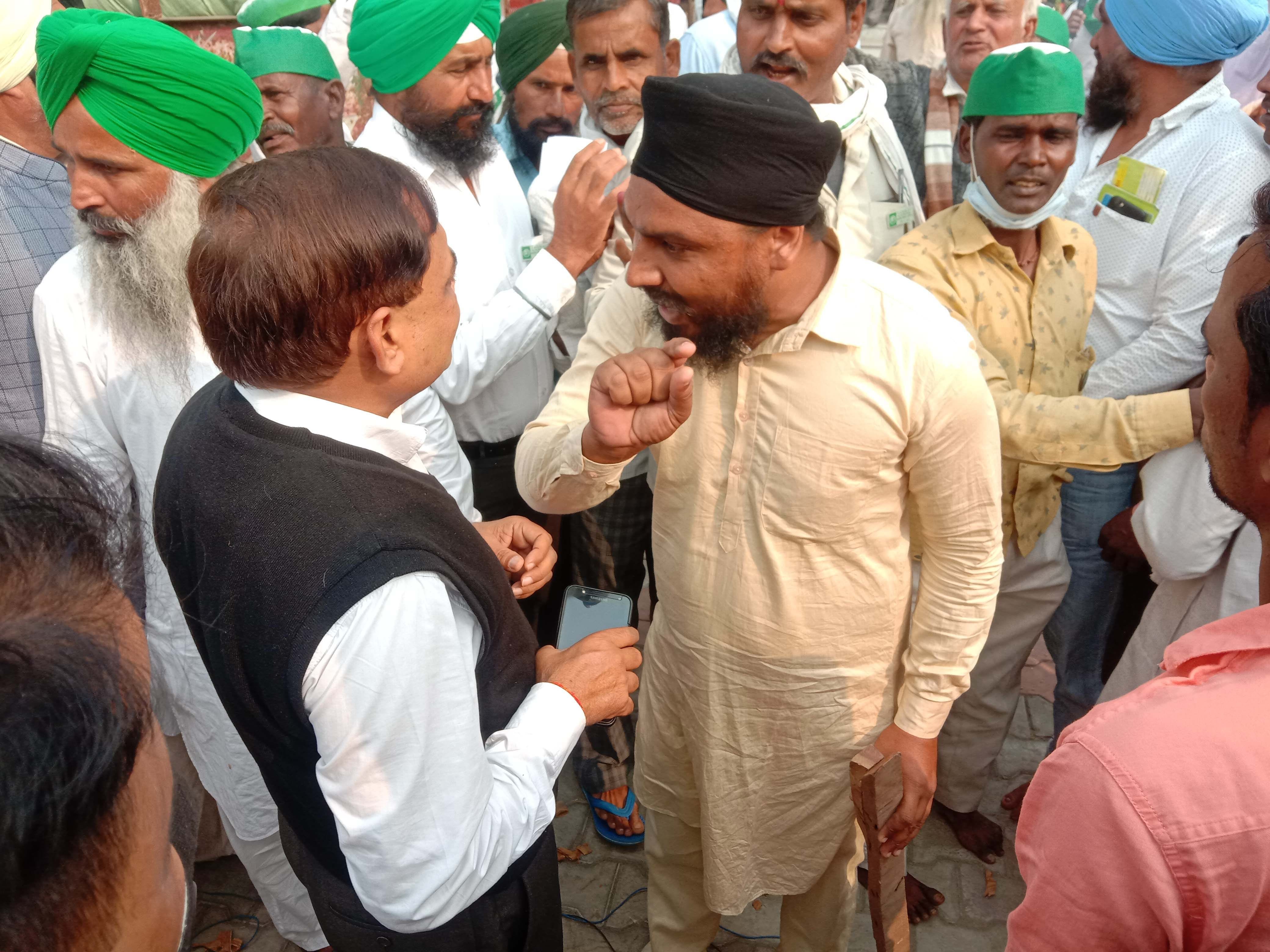 एसडीएम ने नोकझोंक करते भाकियू कार्यकर्ता। एसडीएम ने नोकझोंक करते भाकियू कार्यकर्ता।