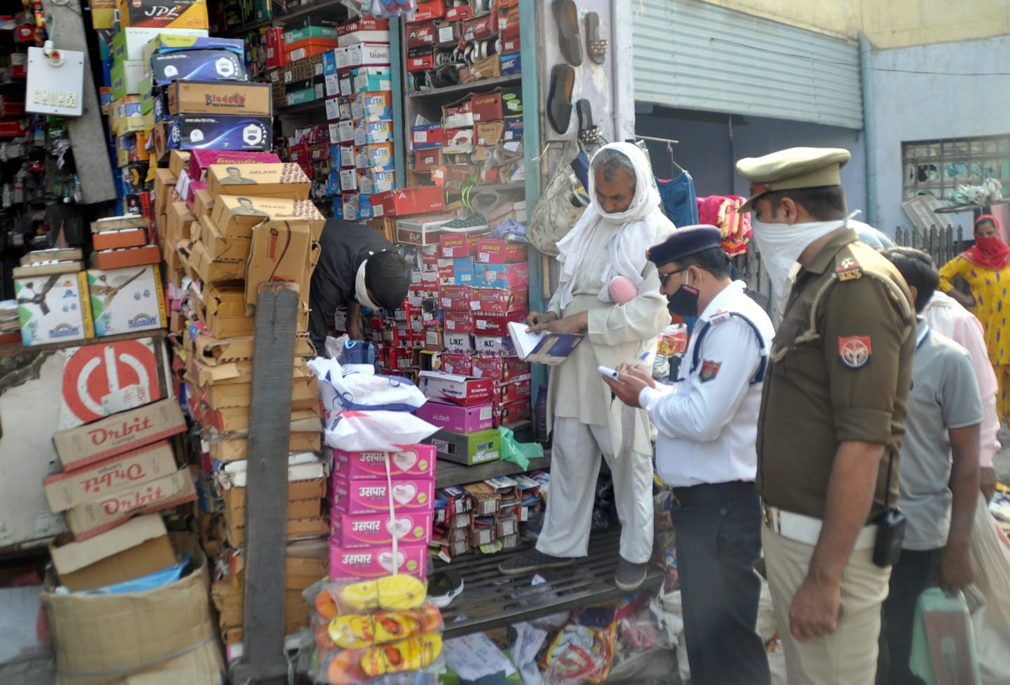 शामली में अतिक्रमण हटवाते पुलिसकर्मी शामली में अतिक्रमण हटवाते पुलिसकर्मी