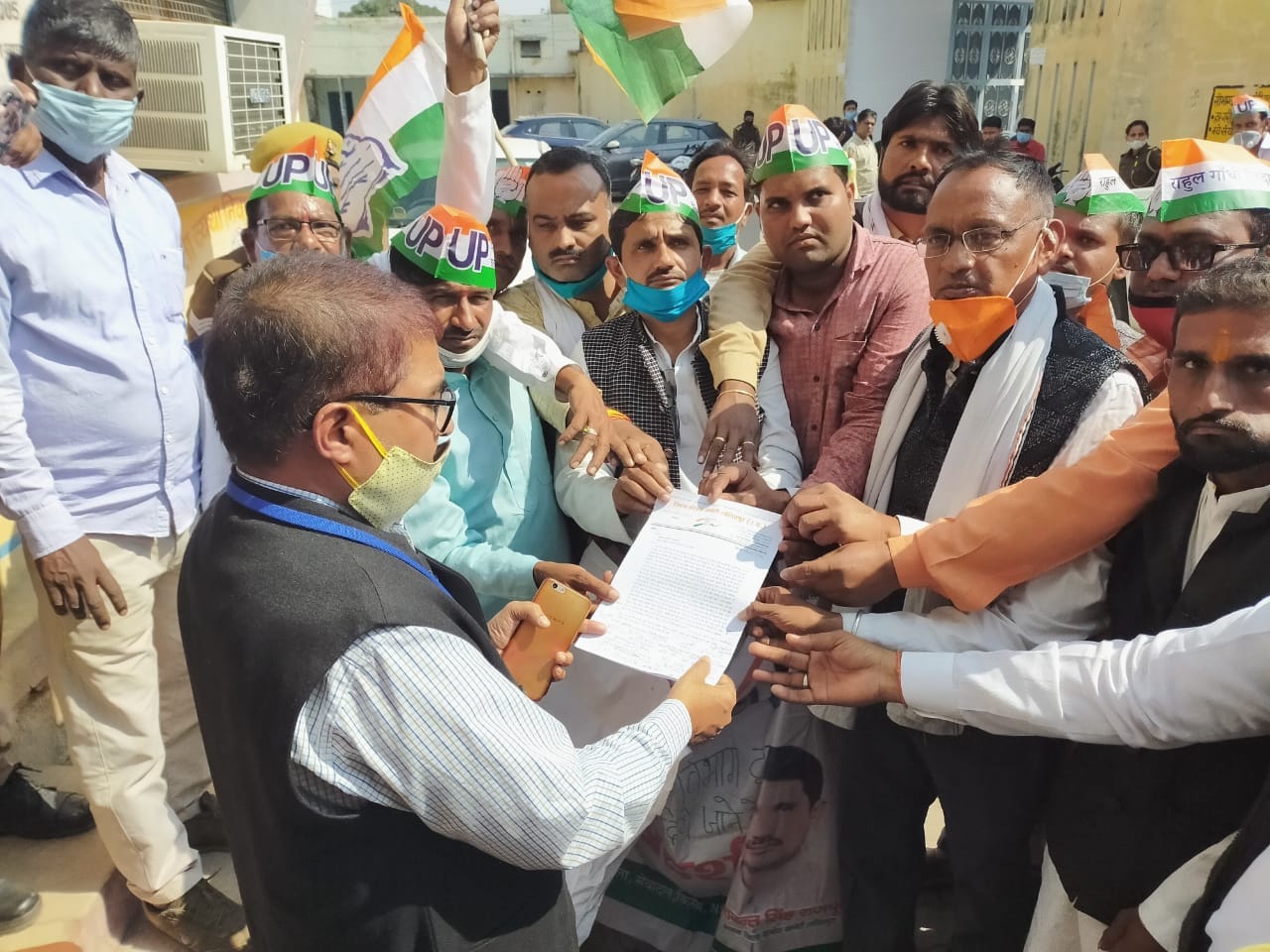 जिला परिषद में विद्युत विभाग के अधिकारी को ज्ञापन देते कांग्रेसी जिला परिषद में विद्युत विभाग के अधिकारी को ज्ञापन देते कांग्रेसी