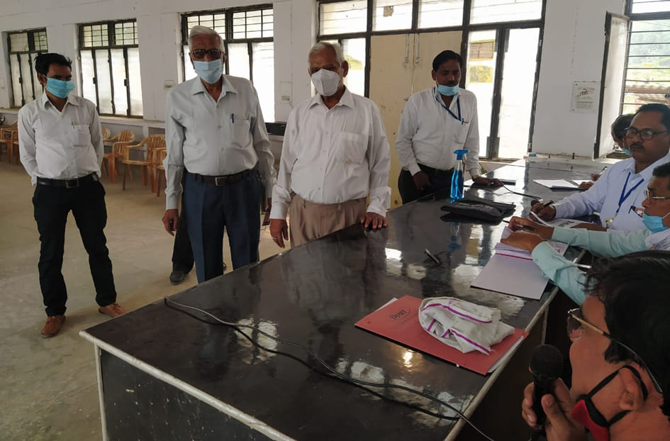 वोट डालने पहुंचे वरिष्ठ अधिवक्तागण। संवाद वोट डालने पहुंचे वरिष्ठ अधिवक्तागण। संवाद