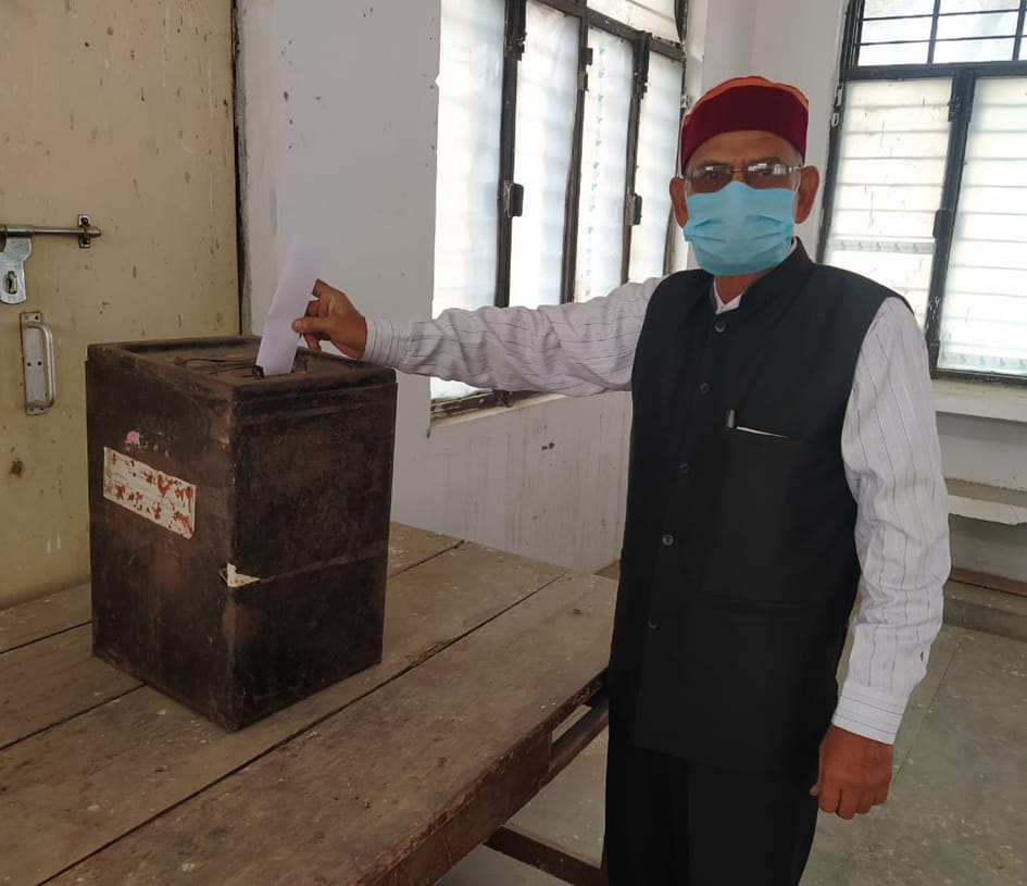 वोट डालते पूर्व विधायक संतोष चतुर्वेदी। संवाद वोट डालते पूर्व विधायक संतोष चतुर्वेदी। संवाद