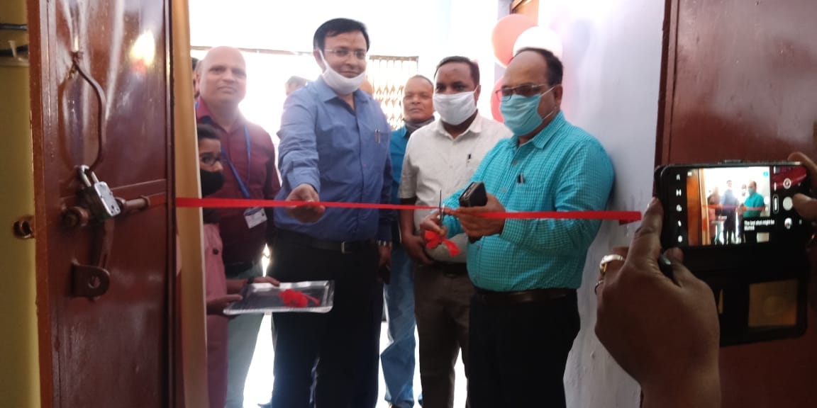 उच्च प्राथमिक विद्यालय रजवारा में स्मार्ट क्लास का लोकार्पण करते एडी बेसिक व अन्य उच्च प्राथमिक विद्यालय रजवारा में स्मार्ट क्लास का लोकार्पण करते एडी बेसिक व अन्य