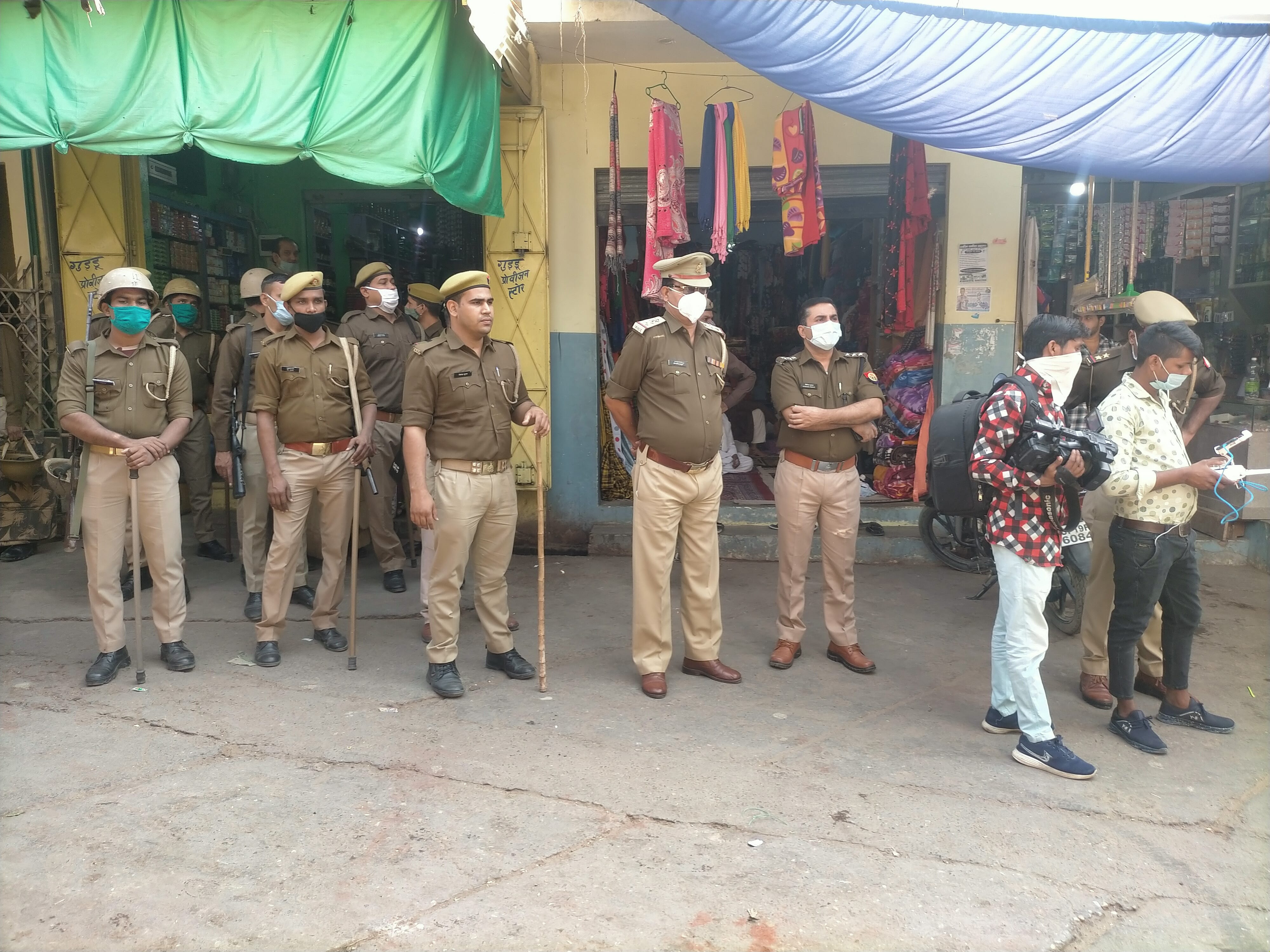 कैराना में जामा मस्जिद के पास ड्रोन उडा कर निगरानी करते सीओ जितेन्द्र कुमार व कोतवाल प्रेमवीर रा कैराना में जामा मस्जिद के पास ड्रोन उडा कर निगरानी करते सीओ जितेन्द्र कुमार व कोतवाल प्रेमवीर रा