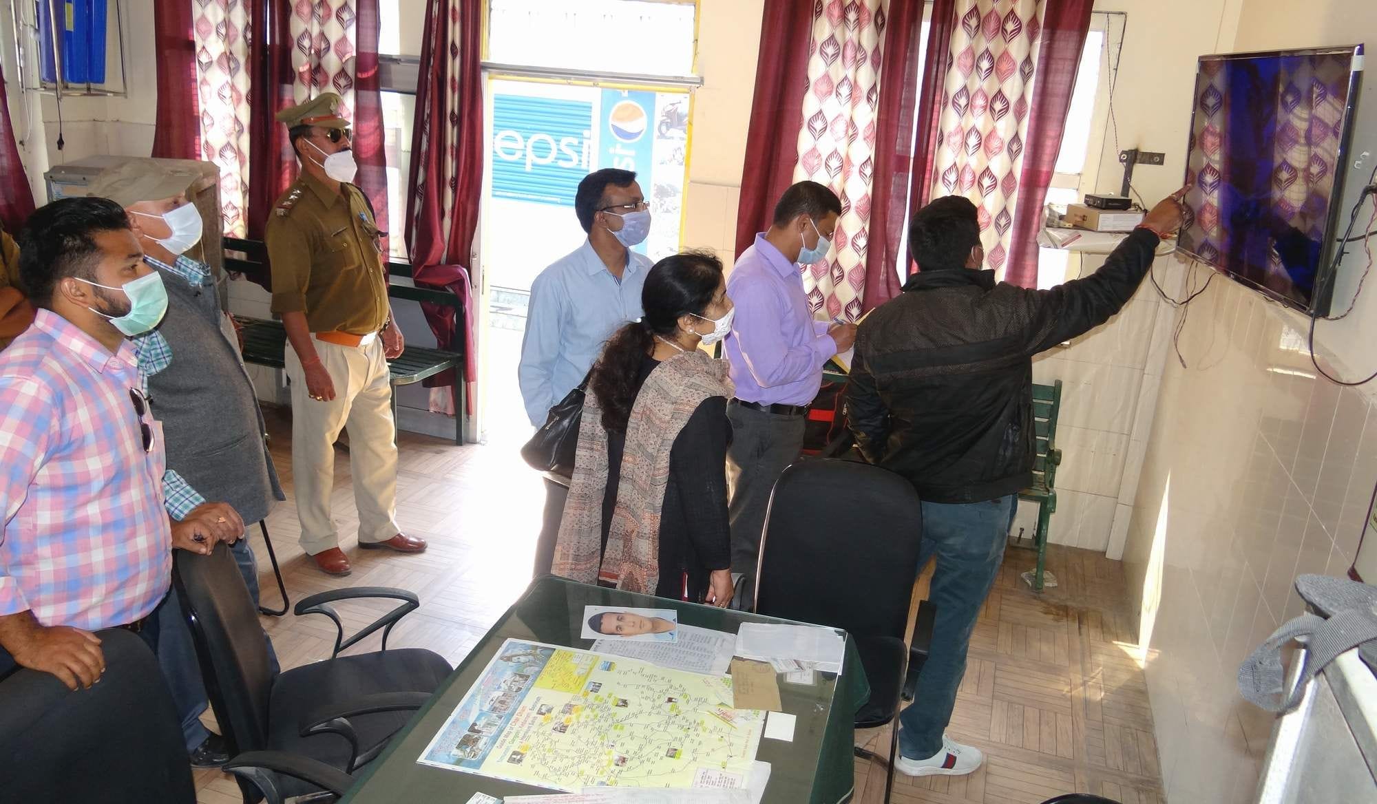 आईएसबीटी पर यात्रियों की सुरक्षा व्यवस्था और सीसीटीवी कैमरों का निरीक्षण करती प्रशासन की टीम । आईएसबीटी पर यात्रियों की सुरक्षा व्यवस्था और सीसीटीवी कैमरों का निरीक्षण करती प्रशासन की टीम ।