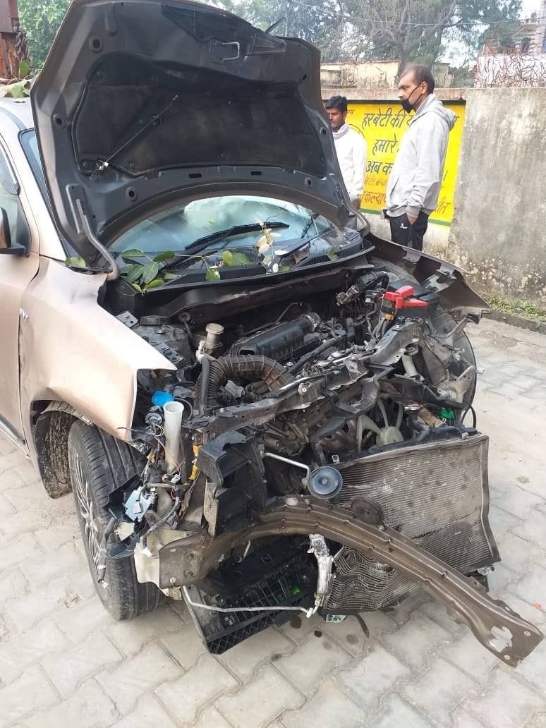 सड़क हादसे में क्षतिग्रस्त हुई कार। सड़क हादसे में क्षतिग्रस्त हुई कार।