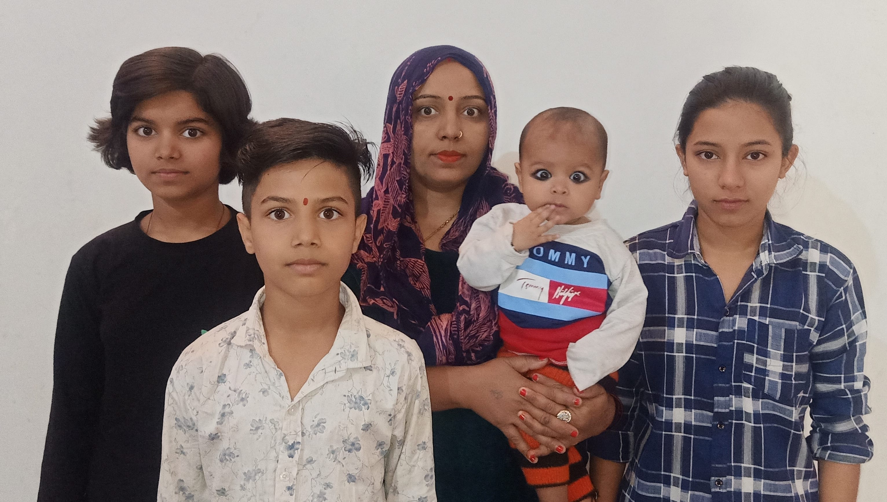 चौसाना के गांव खोडसमा निवासी महिला कृष्णा अपनी चार बेटियो के साथ चौसाना के गांव खोडसमा निवासी महिला कृष्णा अपनी चार बेटियो के साथ