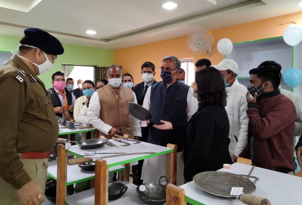 लोहाघाट के ग्रोथ सेंटर में बने लोहे के बर्तनों को देखते मुख्यमंत्री त्रिवेंद्र सिंह रावत। लोहाघाट के ग्रोथ सेंटर में बने लोहे के बर्तनों को देखते मुख्यमंत्री त्रिवेंद्र सिंह रावत।