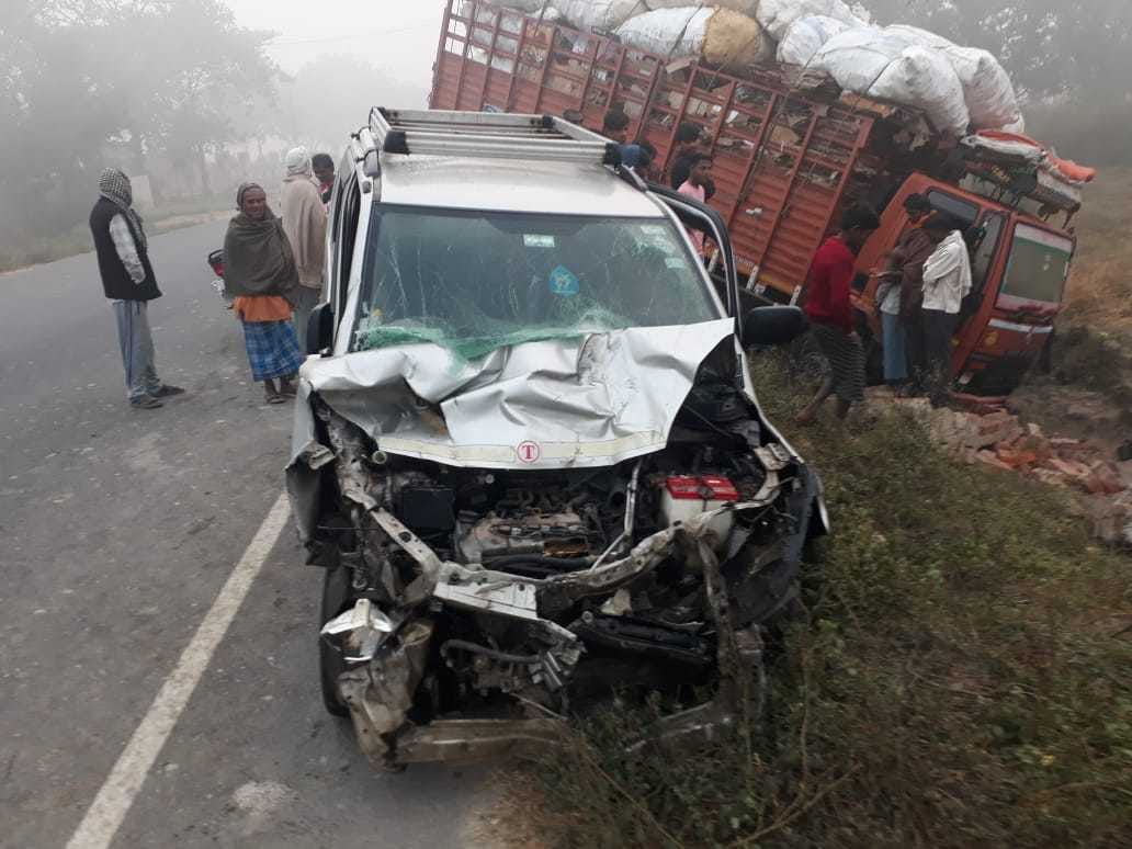 रानी की सराय के दिलौरी पोखरे के पास डीसीएम और कार में टक्कर, क्षतिग्रस्त डीएसीएम और ग्रामीणों की ?