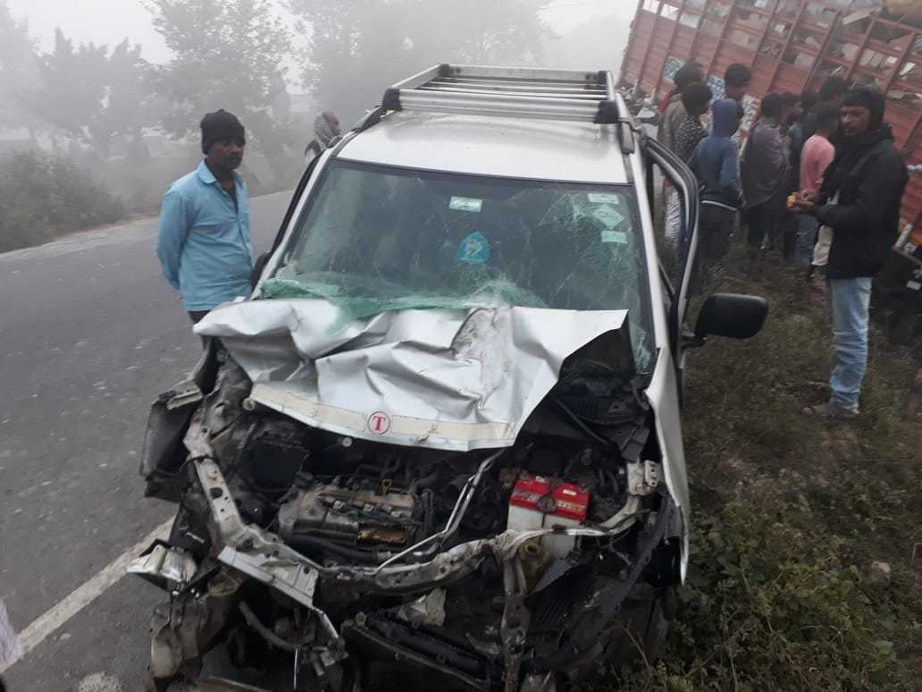 रानी की सराय थाना क्षेत्र के दिलौरी पोखरे के पास डीसीएम और कार में टक्कर, क्षतिग्रस्त कार।