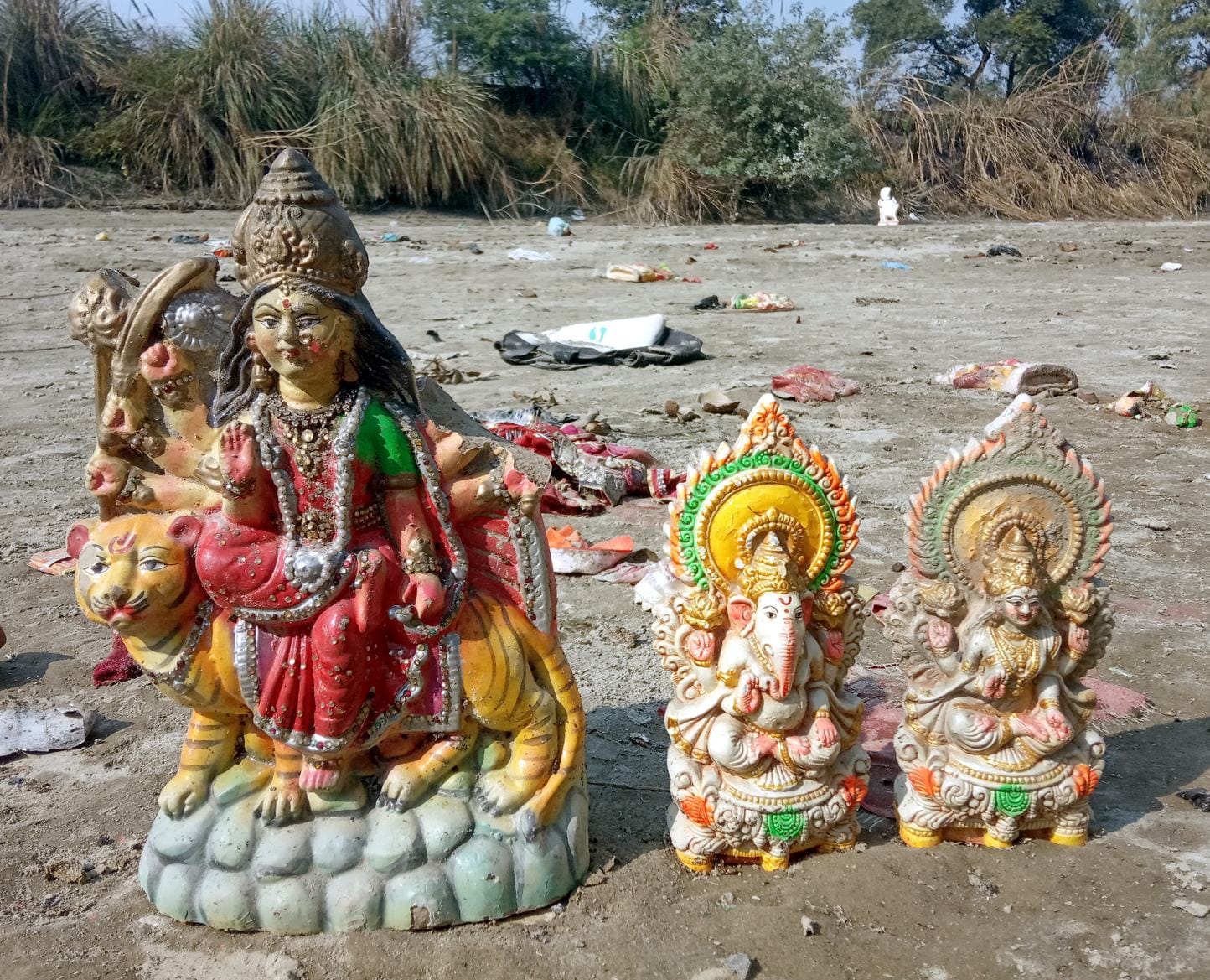 शामली में पूर्वी यमुना नहर में रखीं मूर्तियां। शामली में पूर्वी यमुना नहर में रखीं मूर्तियां।