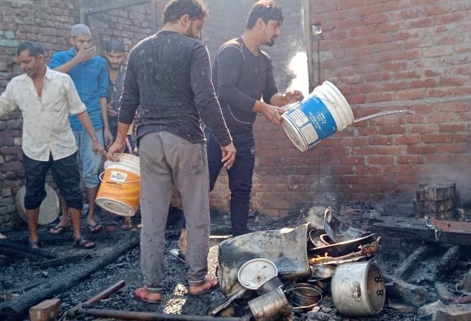जलालाबाद के मोहल्ला कोटला में घरेलू गैस सिलेण्डर फटने से घर में लगा आग को बुझाते लोग जलालाबाद के मोहल्ला कोटला में घरेलू गैस सिलेण्डर फटने से घर में लगा आग को बुझाते लोग