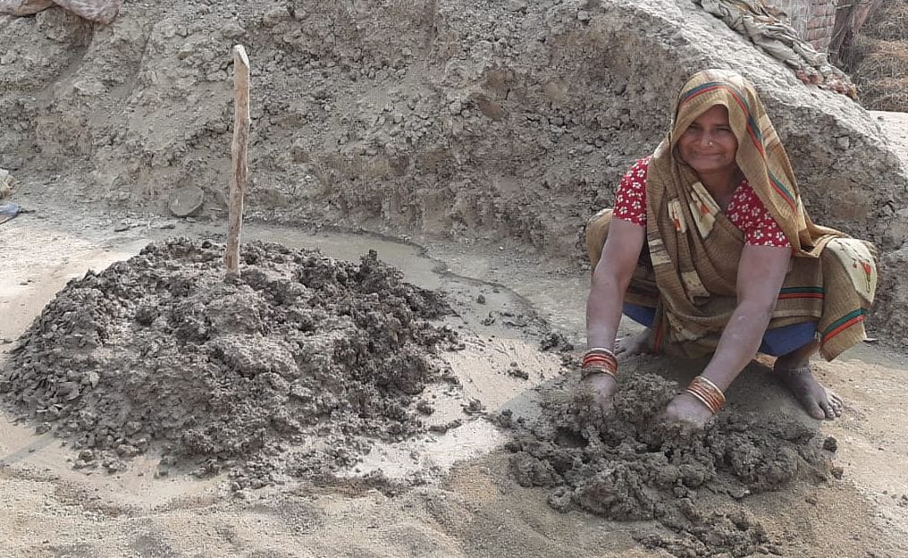 फोटो-12-मिट्टी तैयार करती लक्ष्मी। संवाद फोटो-12-मिट्टी तैयार करती लक्ष्मी। संवाद