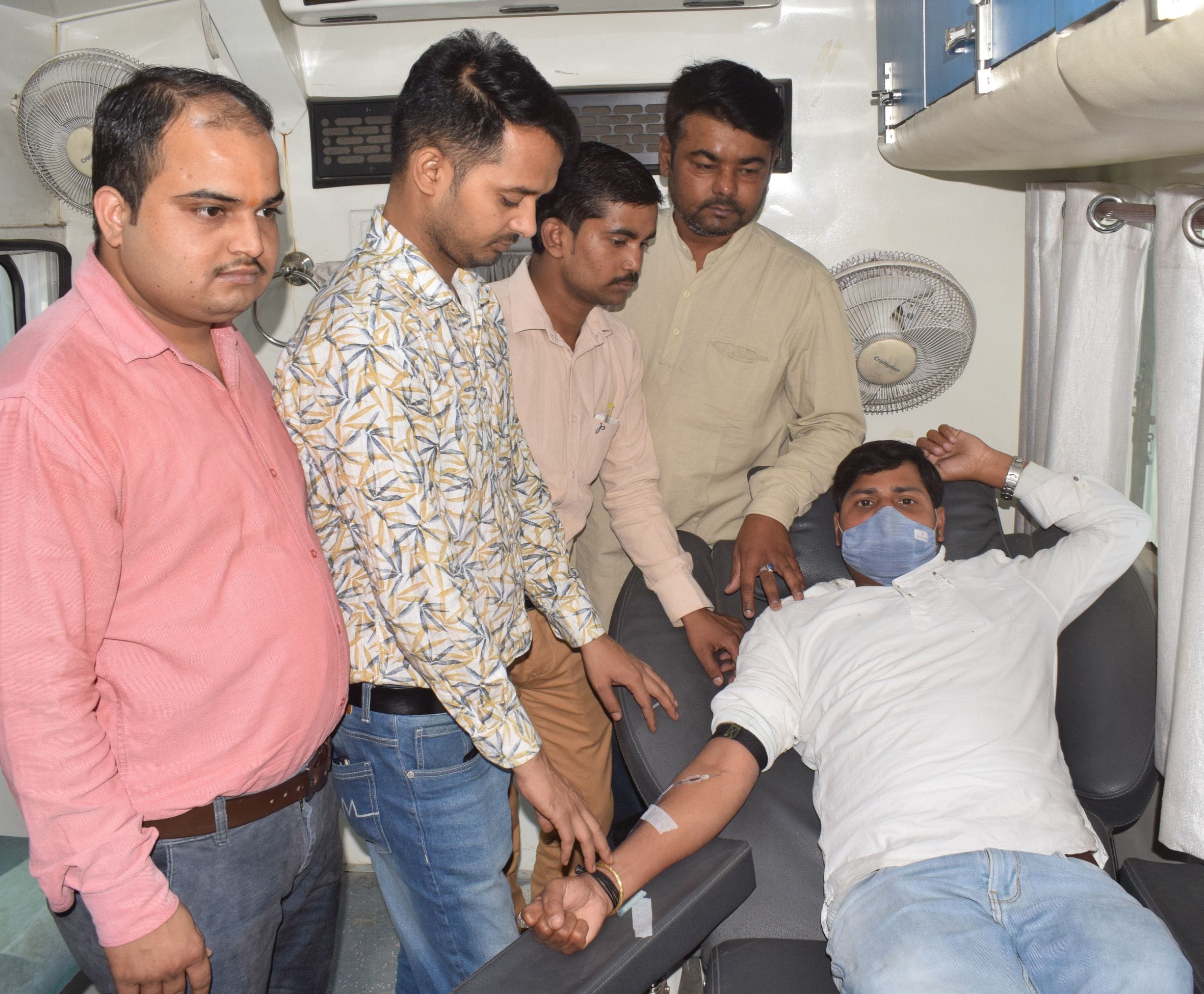 ोटो-2-रक्तदाता वैन में रक्तदान करता रक्तदानी। संवाद ोटो-2-रक्तदाता वैन में रक्तदान करता रक्तदानी। संवाद