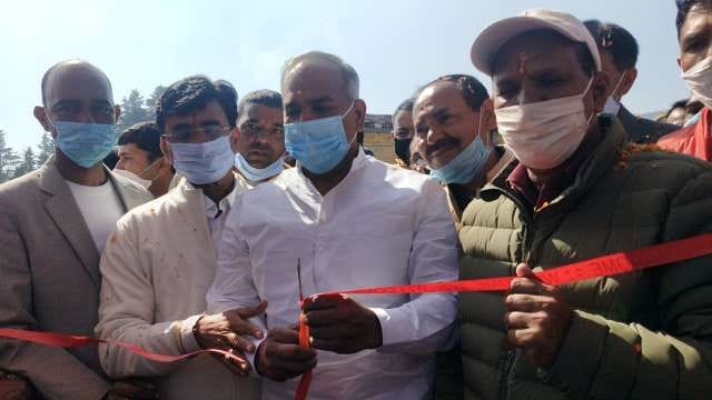 चंपावत में विकास प्रदर्शनी का फीता काट कर शुभारंभ करते प्रभारी मंत्री अरविंद पांडेय। चंपावत में विकास प्रदर्शनी का फीता काट कर शुभारंभ करते प्रभारी मंत्री अरविंद पांडेय।