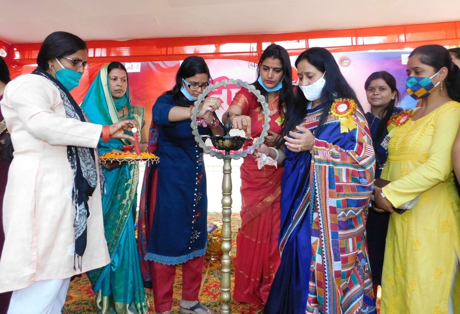 नगर के आफिसर्स क्लब में आयोजित दीया-बाती प्रदर्शनी का दीप प्रज्ज्वलित कर शुभारंभ करती आकांक्षा ? नगर के आफिसर्स क्लब में आयोजित दीया-बाती प्रदर्शनी का दीप प्रज्ज्वलित कर शुभारंभ करती आकांक्षा ?