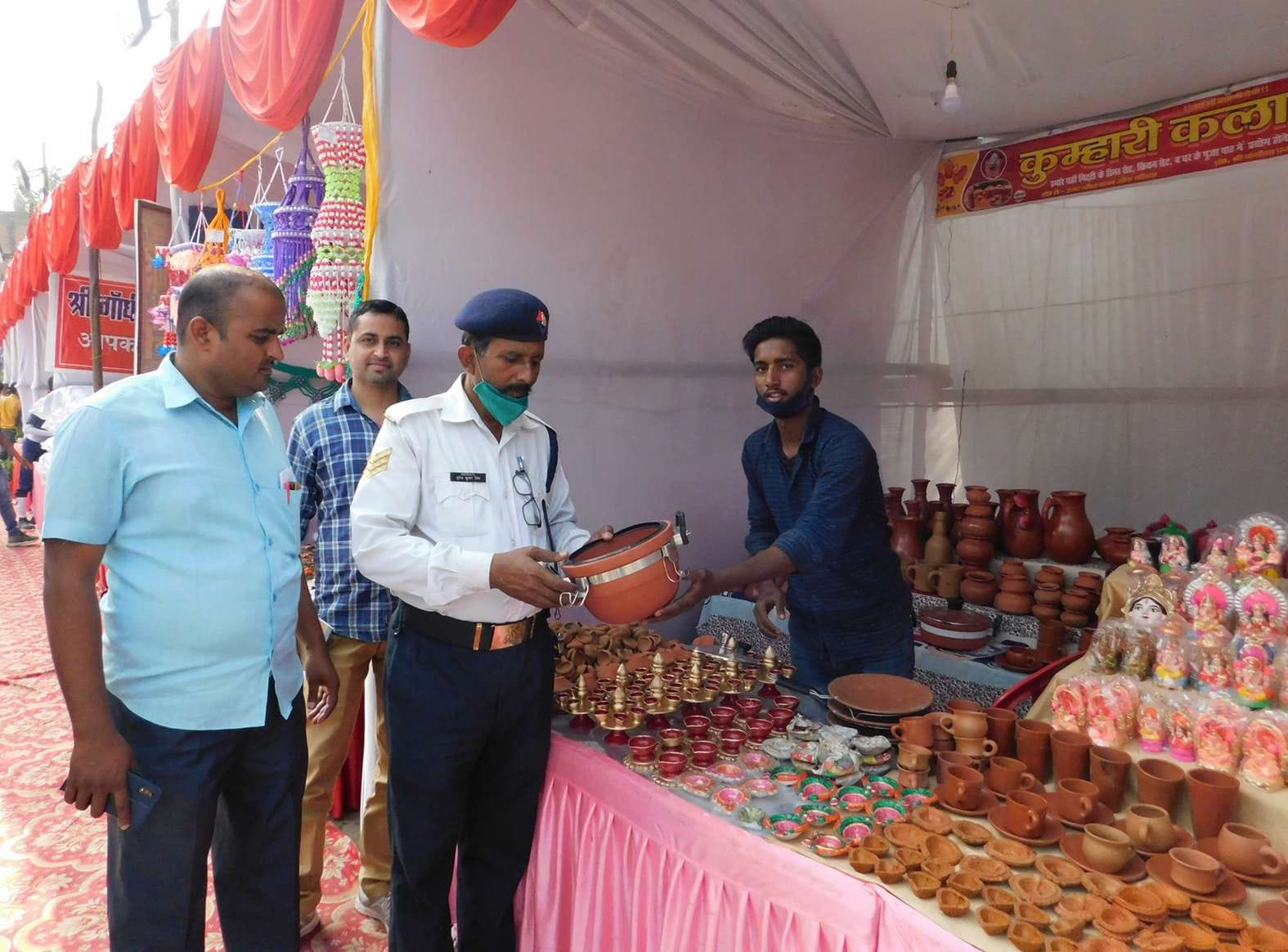 नगर के आफिसर्स क्लब में आयोजित प्रदर्शनी के दौरान मिट्टी से बने कुकर की खरीददारी करते पुलिसकर्म? नगर के आफिसर्स क्लब में आयोजित प्रदर्शनी के दौरान मिट्टी से बने कुकर की खरीददारी करते पुलिसकर्म?