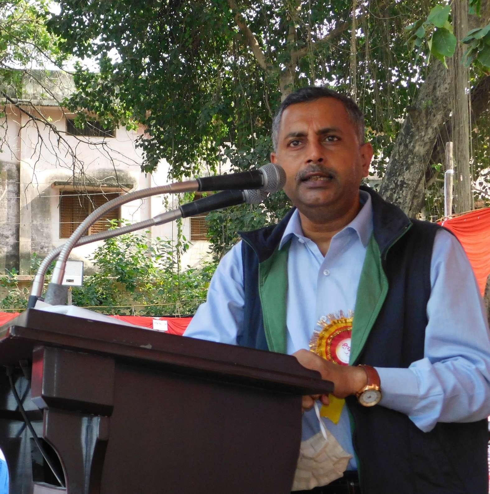 नगर के आफिसर्स क्लब में आयोजित प्रदर्शनी के मौके पर उपस्थित लोगों को संबोधित करते जिलाधिकारी श्? नगर के आफिसर्स क्लब में आयोजित प्रदर्शनी के मौके पर उपस्थित लोगों को संबोधित करते जिलाधिकारी श्?