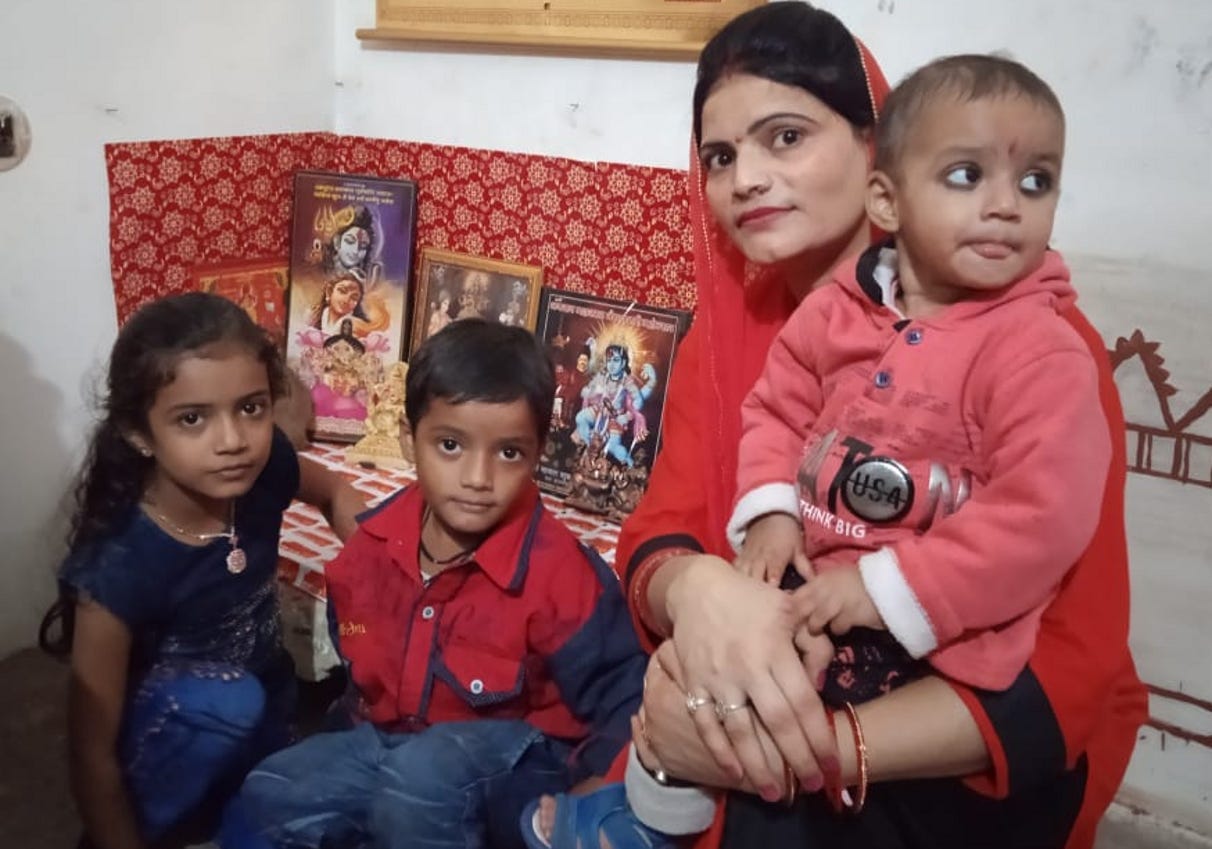 अहोई अष्टमी:- भोपा निवासी अर्चना अपनी बेटियों के साथ। अहोई अष्टमी:- भोपा निवासी अर्चना अपनी बेटियों के साथ।