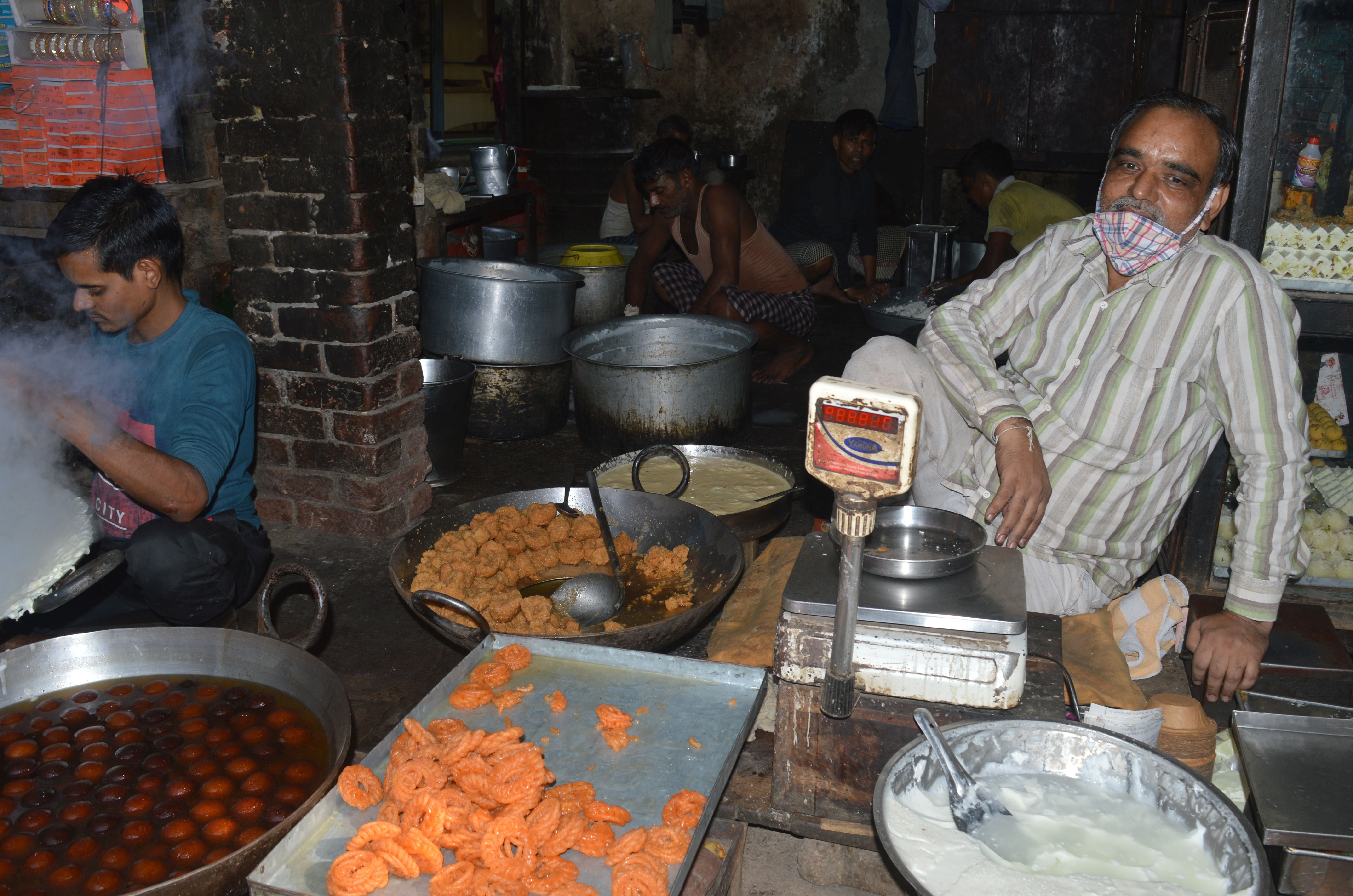 बाबूगंज स्तिथ मिठाई की दुकान बाबूगंज स्तिथ मिठाई की दुकान