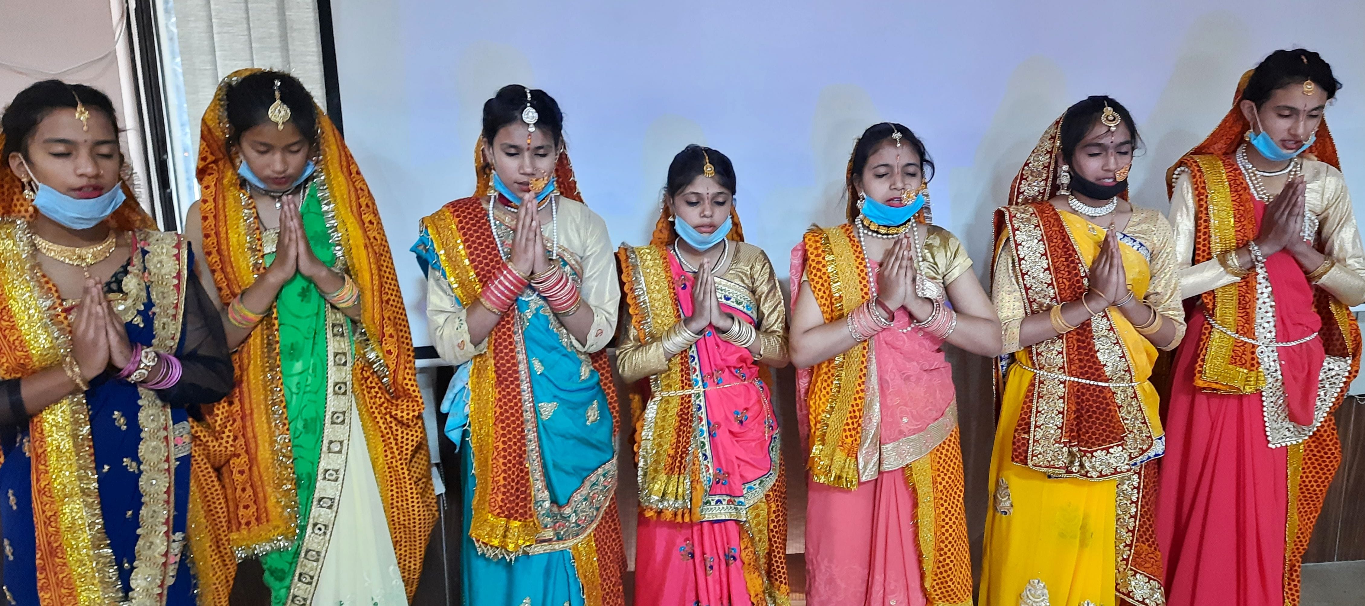्वागत गीत प्रस्तुत करती छात्राएं। ्वागत गीत प्रस्तुत करती छात्राएं।