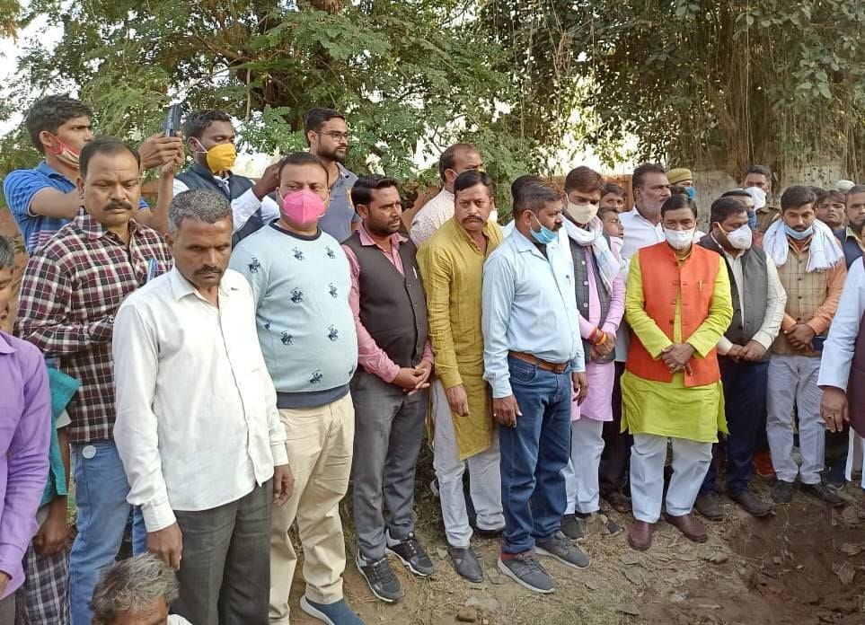 मौके पर पीड़ित परिवार के प्रति शोक संवदेना व्यक्त करने पहुंचे भाजपाई। मौके पर पीड़ित परिवार के प्रति शोक संवदेना व्यक्त करने पहुंचे भाजपाई।