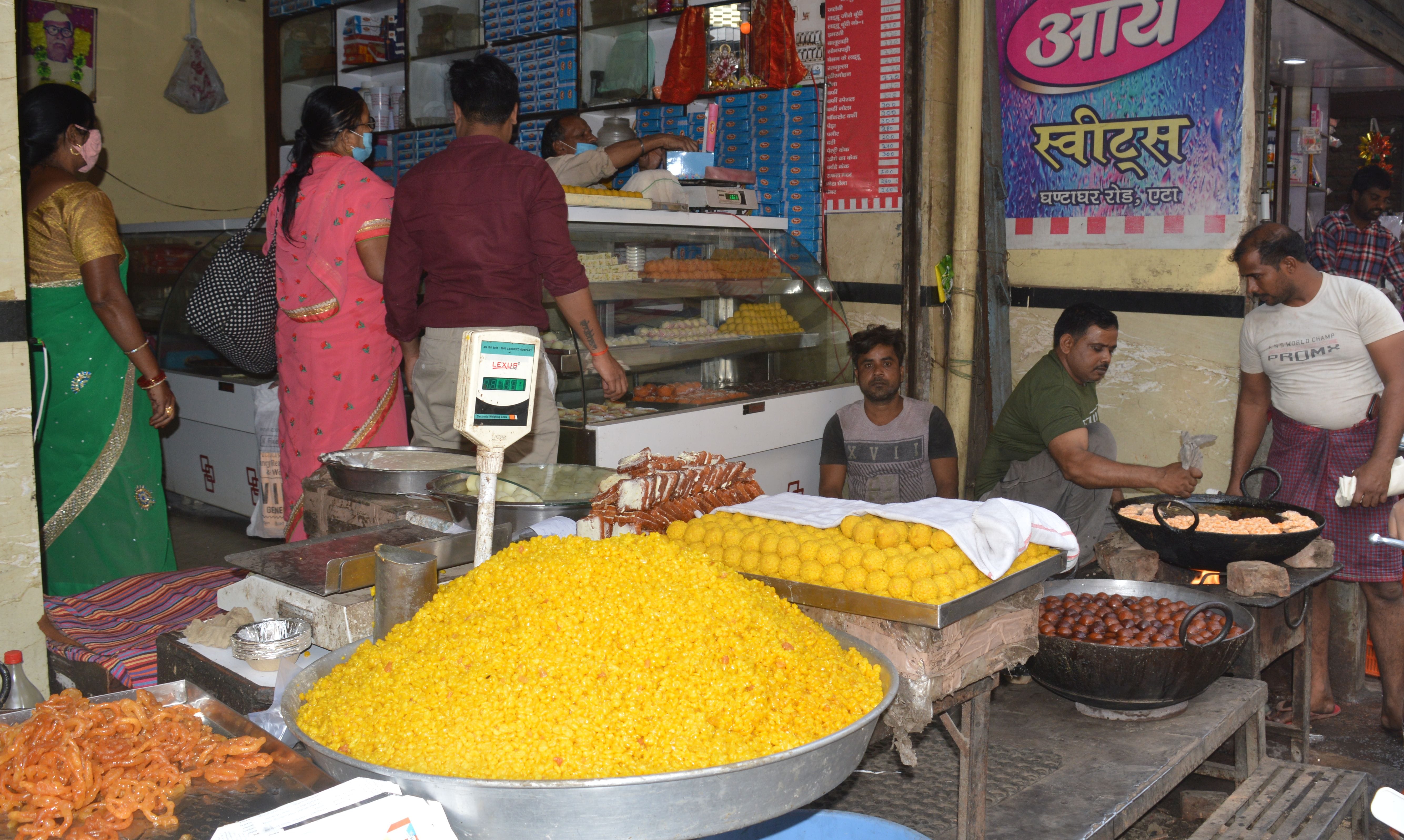 मिष्ठान की दुकान पर तैयार होती मिठाई मिष्ठान की दुकान पर तैयार होती मिठाई