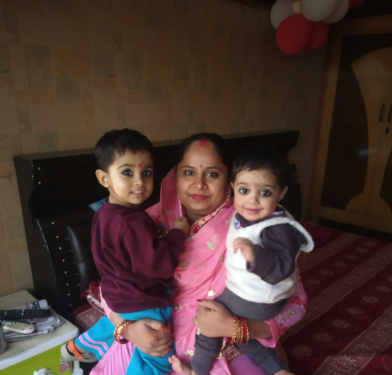 शाहपुर के मंगलापुरी मंडी निवासी आरती सैनी अपनी दोनो पुत्रियों के साथ । शाहपुर के मंगलापुरी मंडी निवासी आरती सैनी अपनी दोनो पुत्रियों के साथ ।