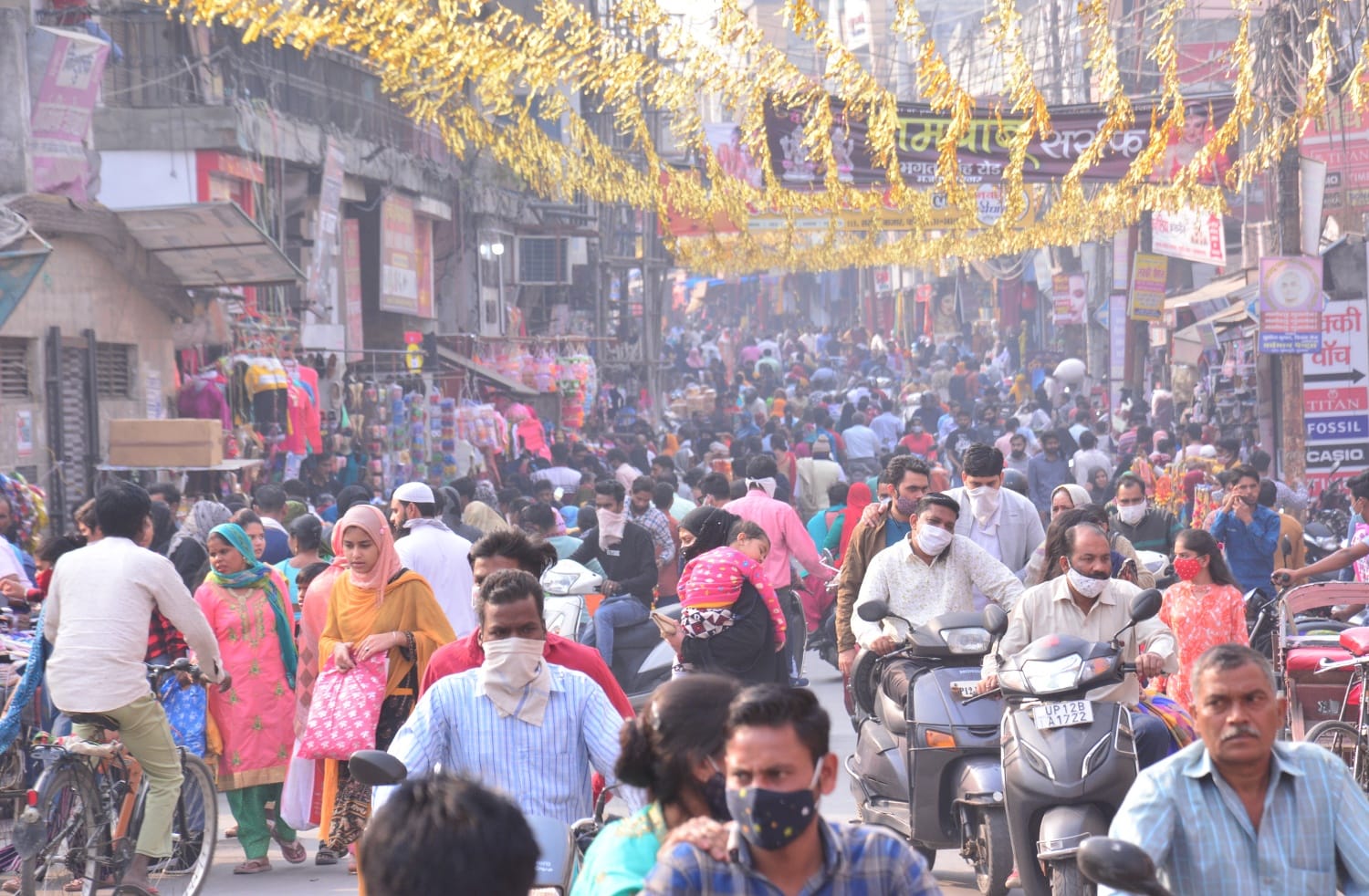शहर में सोशल डिस्टेसं से बेपरवाह भीड। शहर में सोशल डिस्टेसं से बेपरवाह भीड।