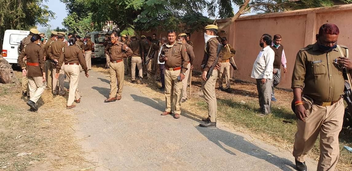 मौके पर मौजूद पुलिस फोर्स मौके पर मौजूद पुलिस फोर्स