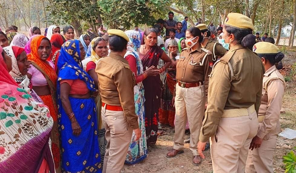 गांव की महिलाओं को समझाने का प्रयास करती महिला पुलिस गांव की महिलाओं को समझाने का प्रयास करती महिला पुलिस
