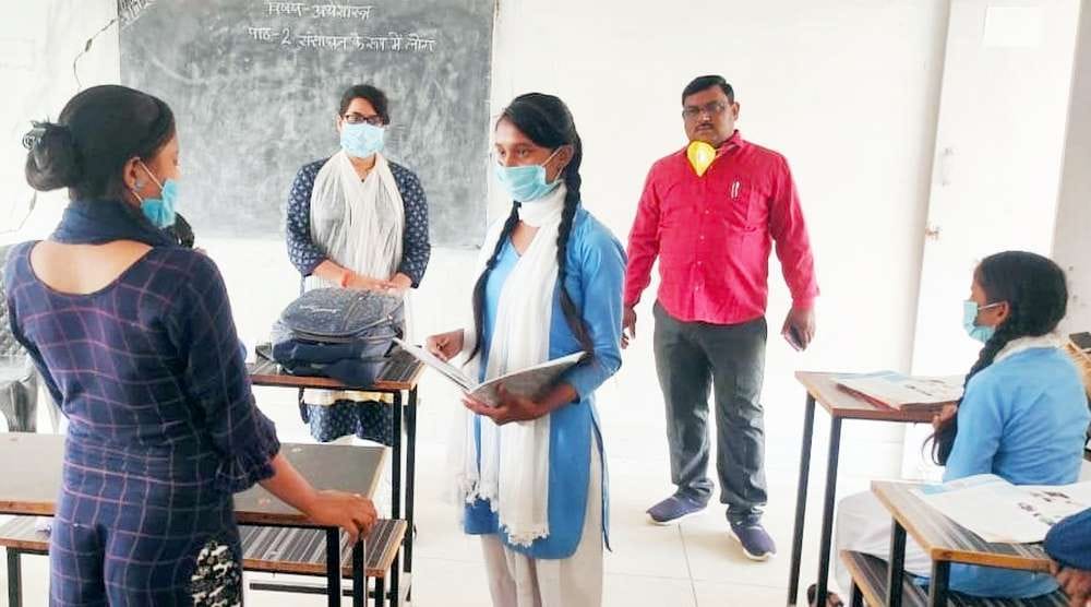 पठन-पाठन के दौरान छात्रा को निर्देश देतीं सीमा अहिरवार