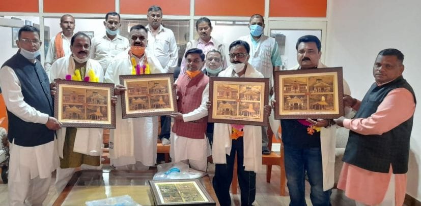 रुद्रपुर में राज्य आंदोलनकारियों को सम्मानित करते लोग। रुद्रपुर में राज्य आंदोलनकारियों को सम्मानित करते लोग।