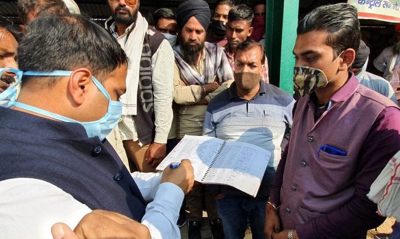 क्रय केंद्र पर अभिलेख चेक करते तहसीलदार विवेक मिश्रा।