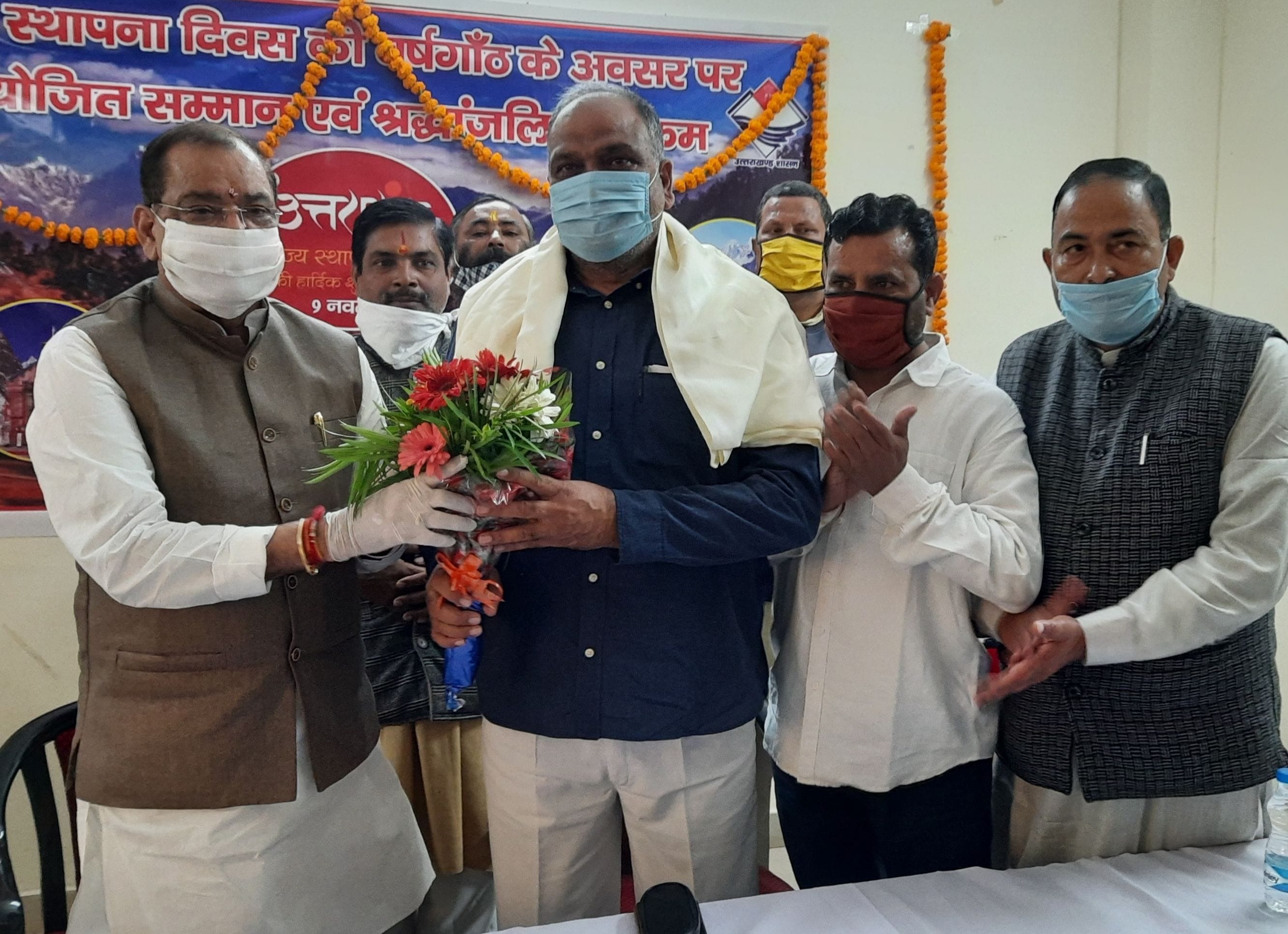 बाजपुर तहसील सभागार में राज्य आंदोलनकारी डा. नरेंद्र खत्री को सम्मानित करते कैबिनेट मंत्री आर्य बाजपुर तहसील सभागार में राज्य आंदोलनकारी डा. नरेंद्र खत्री को सम्मानित करते कैबिनेट मंत्री आर्य