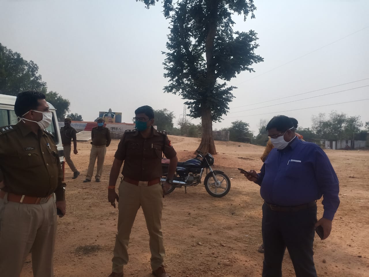 कैप्सन - पटाखा बाजार के लिए सुरक्षित जगह देखते अधिकारी कैप्सन - पटाखा बाजार के लिए सुरक्षित जगह देखते अधिकारी