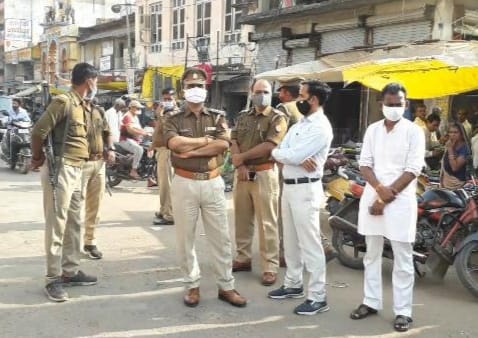 घंटाघर मुख्य मार्ग पर मौजूद पुलिस अधिकारी घंटाघर मुख्य मार्ग पर मौजूद पुलिस अधिकारी