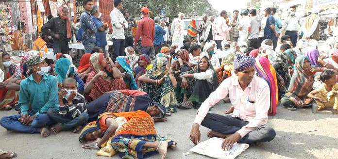 घंटाघर मुख्य मार्ग पर जाम लगा कर बैठे आल्हापुर के ग्रामीण घंटाघर मुख्य मार्ग पर जाम लगा कर बैठे आल्हापुर के ग्रामीण