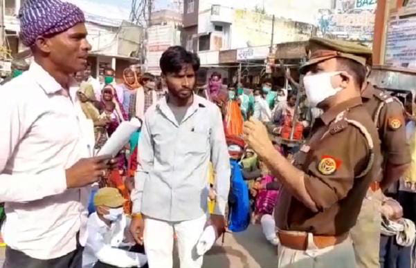घंटाघर मुख्य मार्ग पर जाम लगा कर बैठा पीड़ित व्यक्ति से बात करते कोतवाल घंटाघर मुख्य मार्ग पर जाम लगा कर बैठा पीड़ित व्यक्ति से बात करते कोतवाल