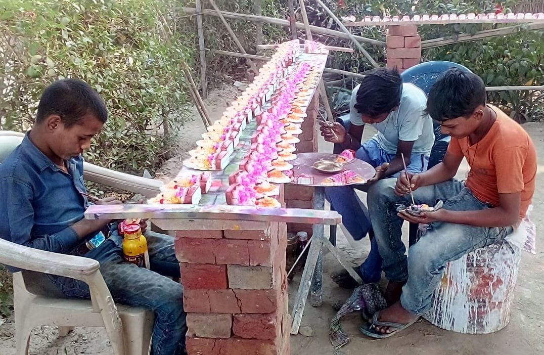 सिरावं गॉव में गणेश लक्ष्मी की मूर्ती पर कलर करते बच्चे सिरावं गॉव में गणेश लक्ष्मी की मूर्ती पर कलर करते बच्चे